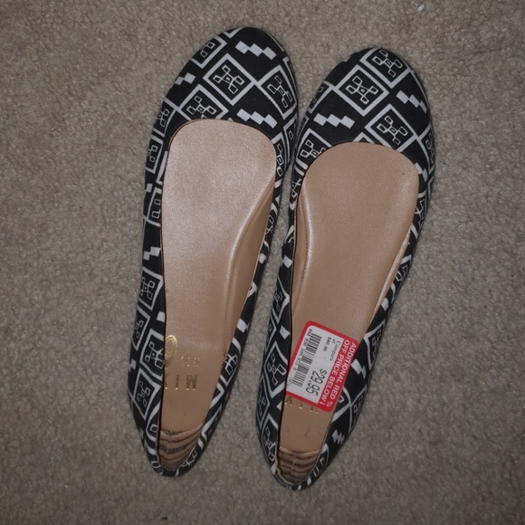 New, never worn black/white flats - Picture 1 of 2